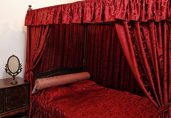 포토 JPG 해외이미지 전통 디자인 문화 가구 침구 휴식 아파트 주택 실내 사람없음 내부 장식 빨간색 침실 방 낭만 수확 덮개 침대 직물 잠 커튼 역사 클래식 고급 우아함 복고 부드러움 시트 리빙 웅장함 스타일 안락 해외202008 해외포토 컬러 생활용품 컨셉 농업 건물 뚜껑 감각 파일형식