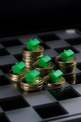 포토 JPG 해외이미지 컨셉 돈 비즈니스 부동산 영국 주택 사람없음 금융 동전 저축 시장 재산 황금 체스 구매 가정경제 투자 대여 마케팅 해외202008 해외포토 유럽 가정 놀이 건물 경제 쇼핑 파일형식