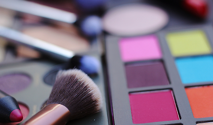 포토 JPG 해외이미지 실내 사람없음 화장용품 아이섀도 메이크업브러쉬 섀도우팔레트 해외202008 해외포토 내부 화장품 붓 미용용품 파일형식