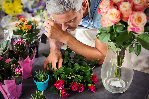 포토 JPG 해외이미지 백인 남자 꽃 화분 실내 성인 30대 장미 앞치마 다발 꽃집 해외202008 해외포토 서양인 식물 사람 내부 장년 상점 파일형식