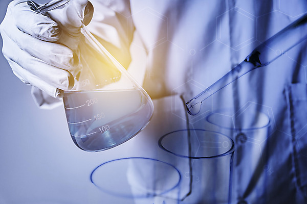 포토 JPG 해외이미지 실험기구 한명 들기 상반신 성인 앞모습 성인한명만 신약개발 해외202008 해외포토 1 뷰포인트 과학 모션 사람 개발 성인만 파일형식 신약_의학