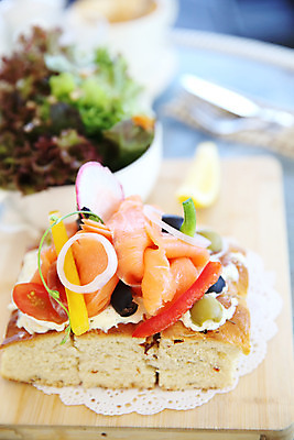 포토 JPG 해외이미지 음식 빵 조각 백그라운드 치즈 샌드위치 건강 어류 요리 사람없음 목재 식사 흰색 시골 신선 아침식사 바게트 카나페 해산물 크림 날것 머리위 부드러움 연어 훈제 점심식사 딜 맛있는 해외202008 해외포토 나무 컬러 재료 유제품 서양음식 수중동물 감각 파일형식