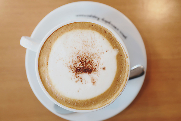 포토 JPG 해외이미지 실내 사람없음 아웃포커스 하이앵글 커피잔 티스푼 컵받침 카푸치노 해외202008 해외포토 커피 뷰포인트 잔 촬영기법 내부 숟가락 받침대 파일형식