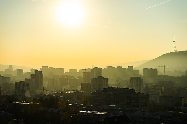 포토 JPG 해외이미지 외관 유럽 단풍 겨울 따뜻함 사람없음 야외 건물 세트 도시풍경 태양 일출 안개 가을 도시 저녁 상승 지역 뿌연 조지아 해외202008 해외포토 자연요소 건축물 계절 나라 컨셉 잎 날씨 풍경 노을 야간 동유럽 파일형식