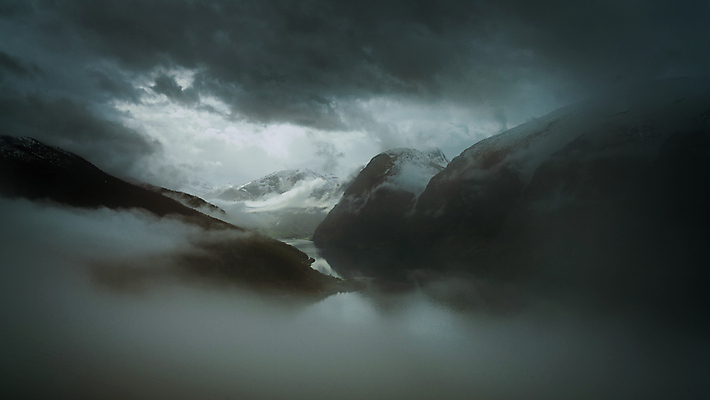 포토 JPG 해외이미지 구름 유럽 여행 자연 하늘 산 파노라마 풍경 경사 사람없음 여름 환경 계곡 등산 트래킹 하이킹 안개 바위 시골 황무지 고도 언덕 산등성이 서리 알프스 북쪽 웅장함 절정 해외202008 해외포토 자연요소 계절 나라 레저 날씨 촬영기법 돌_바위 방향 생태계 파일형식