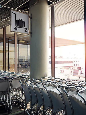 포토 JPG 해외이미지 선 여행 가방 비즈니스 창문 교통시설 태국 유리 휴가 비행기 실내 사람없음 내부 건물 세로 빛 쌓기 우주 금속 여행가방 카트 짐 흰색 도시 바퀴 역 공항 도착 항공 서비스 사인 출발 승객 대패 수하물 줄서기 체크인 터미널 해외202008 해외포토 건축물 잡화 아시아 컬러 교통 컨셉 항공교통 모션 재질 대중교통 시설 파일형식