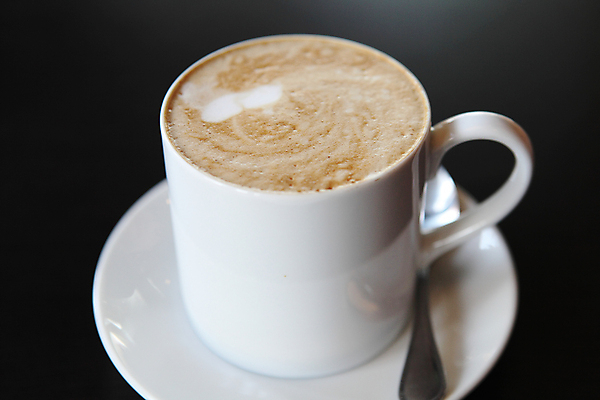 포토 JPG 해외이미지 검은배경 실내 사람없음 머그컵 티스푼 컵받침 카푸치노 해외202008 해외포토 커피 백그라운드 내부 컵 숟가락 검은색 받침대 파일형식