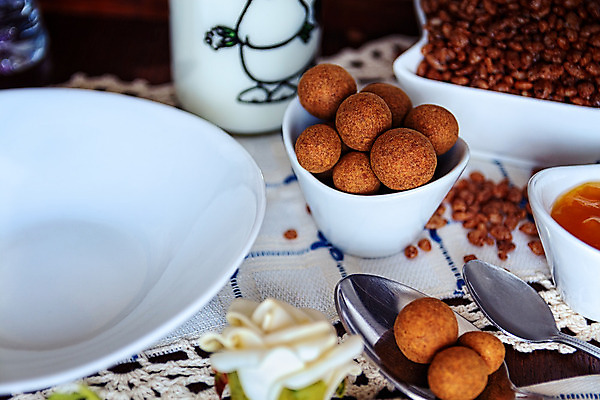 포토 JPG 해외이미지 접시 커피 음료 음식 여행 백그라운드 과일 침구 유리 탁자 호텔 아침 주택 쟁반 건강 사람없음 내부 초콜릿 식사 침실 방 빵집 우유 흰색 침대 신선 사발 고급 맛 아침식사 정상 먹기 서비스 대륙 맛있는 해외202008 해외포토 주간 식기 컬러 가구 컨셉 모션 재질 숙소 디저트 유제품 건물 상점 사기그릇 파일형식