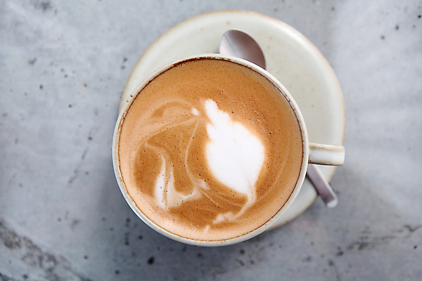 포토 JPG 해외이미지 실내 사람없음 하이앵글 커피잔 티스푼 컵받침 카푸치노 해외202008 해외포토 커피 뷰포인트 잔 내부 숟가락 받침대 파일형식