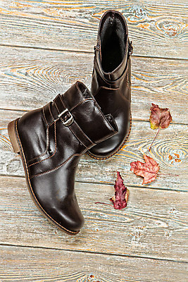 포토 JPG 해외이미지 식물 직업 전통 손 문화 신발 탁자 노동자 기술 실내 사람없음 유행 검은색 공구 업무 작업실 수리 제조 망치 바느질 가죽 피부 서비스 만들기 펜치 장인 수공예 숨김 구식 양발 옛날 접착제 조작 핸드메이드 유일 해외202008 해외포토 컬러 가구 컨셉 모션 내부 신체부위 도구 작업 풀_접착제 공예 파일형식