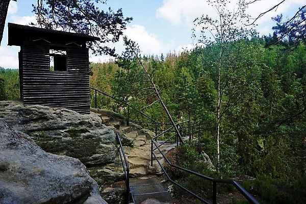 포토 JPG 해외이미지 나무 유럽 길 여행 자연 휴가 휴식 독일 국립공원 풍경 사람없음 야외 목재 여름 계곡 산책 절벽 하이킹 시골 황무지 숲 오두막 스위스 언덕 암초 사암 해외202008 해외포토 식물 계절 공원 나라 컨셉 재료 레저 돌_바위 생태계 파일형식