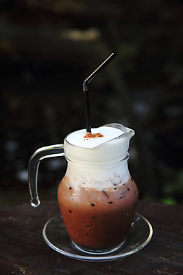 포토 JPG 해외이미지 커피 음료 음식 다이어트 유리 탁자 하늘 아침 휴가 휴식 디저트 사람없음 목재 장식 물 파란색 갈색 식당 초콜릿 냉동 얼음 카페 우유 에너지 추위 벚꽃 신선 최고 칵테일 액체 고급 닫기 달콤 맛 시원함 설탕 크림 속도 질감 밀짚 쉐이크 떨림 고립 맛있는 해외202008 얼림 해외포토 주간 자연요소 나무 꽃 컬러 가구 컨셉 재료 모션 재질 유제품 주류 건강 상점 짚 파일형식