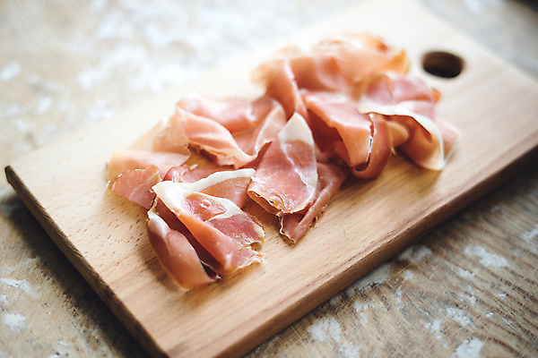 포토 JPG 해외이미지 전통 접시 음식 조각 백그라운드 재료 치즈 건강 육류 돼지고기 요리 사람없음 목재 빨간색 초록색 주방 식사 이탈리아 흰색 신선 파마 소시지 맛 상품 먹기 허브 햄 슬라이스 베이컨 후추 로즈메리 훈제 내추럴 단백질 스페인어 식품점 맛있는 프로슈토 해외202008 해외포토 나무 식물 헤어스타일 식기 유럽 컬러 컨셉 식재료 모션 유제품 상점 가공식품 향신료 영양소 파일형식