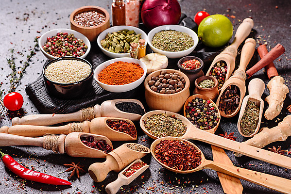 포토 JPG 해외이미지 잎 재료 탁자 사람없음 숟가락 양념 조미료 고수 가루 허브 소금 후추 카레 생강 바질 로즈메리 시나몬 강황 해외202008 해외포토 식물 음식 가구 채소 식재료 수저 향신료 향미료 파일형식