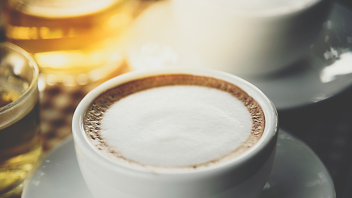 포토 JPG 해외이미지 실내 사람없음 아웃포커스 커피잔 컵받침 카푸치노 해외202008 해외포토 커피 잔 촬영기법 내부 받침대 파일형식