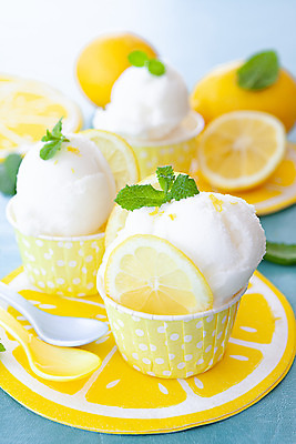 포토 JPG 해외이미지 과일 아이스크림 디저트 사람없음 컵 세로 파란색 컬러풀 냉동 얼음 대접 신선 달콤 맛 레몬 민트 레시피 셔벗 맛있는 해외202008 해외포토 자연요소 식기 음식 컬러 컨셉 허브 파일형식