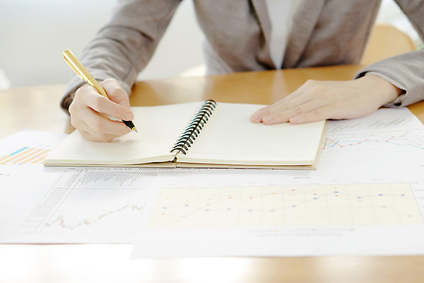 포토 JPG 해외이미지 직업 손 여자 종이 컨셉 돈 비즈니스 통계 버튼 그래프 노동자 사람 사람없음 금융 사무실 공백 계산기 정보 긴급 업무 비즈니스우먼 계산 분석 보고서 서식 문서 바쁨 비서 회계 월급 분석가 경제학 회계사 해외202008 해외포토 교육 문구용품 신체부위 경제 장비 작업 직장인 재산 파일형식