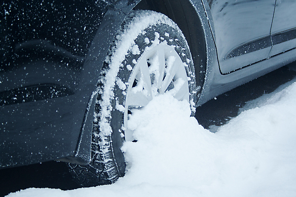 포토 JPG 해외이미지 계절 도로 여행 겨울 교통시설 자동차 날씨 안전 사람없음 야외 냉동 얼음 검은색 운전 추위 흰색 바퀴 닫기 위험 서리 타이어 폭풍 고무 비포장도로 선로 자동 자취 눈내림 해외202008 해외포토 자연요소 길 육상교통 컬러 교통 컨셉 모션 눈_날씨 시설 파일형식