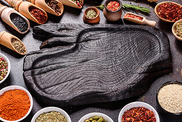 포토 JPG 해외이미지 잎 재료 탁자 사람없음 숟가락 양념 조미료 고수 가루 허브 소금 후추 카레 생강 바질 로즈메리 시나몬 강황 해외202008 해외포토 식물 음식 가구 채소 식재료 수저 향신료 향미료 파일형식