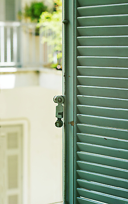 포토 JPG 해외이미지 전통 디자인 응시 벽 건축양식 창문 주택 프레임 사람없음 야외 건물 목재 초록색 여름 빛 햇빛 태양 봄 방 수확 발코니 시골 도시 오픈 닫기 손목시계 질감 리빙 이웃 셔터 옛날 해외202008 해외포토 자연요소 나무 건축물 시선 계절 건축 시계 컬러 농업 재료 장신구 모션 파일형식