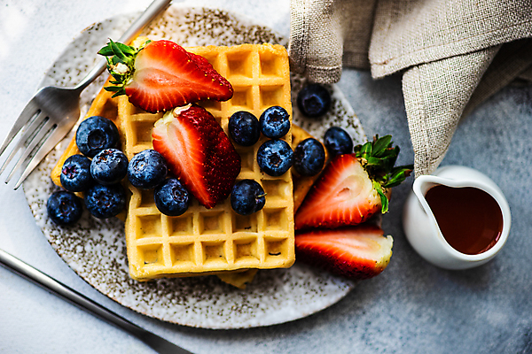 포토 JPG 해외이미지 식기 조각 포크 과일 딸기 사람없음 하이앵글 블루베리 시럽 와플 해외202008 해외포토 뷰포인트 디저트 파일형식