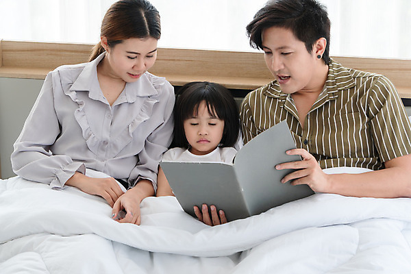 포토 JPG 해외이미지 라이프스타일 여자 교육 딸 행복 어린이 가족 놀이 엄마 아침 휴가 주택 함께함 실내 사랑 미소 사람 책 세명 노트북 독서 침실 방 아빠 돌봄 해외202008 해외포토 주간 감정 컨셉 관계 모션 표정 내부 건물 생활 전자제품 파일형식