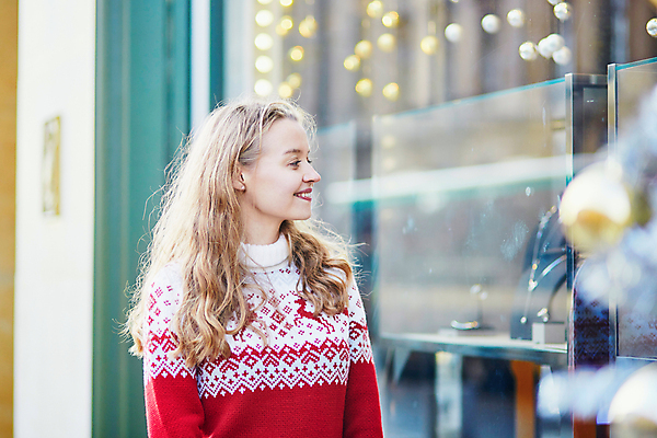 포토 JPG 해외이미지 나무 라이프스타일 행복 유럽 크리스마스 겨울 오렌지 창문 유리 휴가 전등 조명 새로움 거리 한명 사람 야외 장식 반사 노란색 유행 여행객 상점 활발 기쁨 프랑스 흰색 도시 시장 황금 연도 긍정 공평 프랑스어 파리(프랑스) 해외202008 해외포토 식물 문자 1 계절 기념일 감정 나라 컬러 컨셉 과일 재질 생활 파일형식