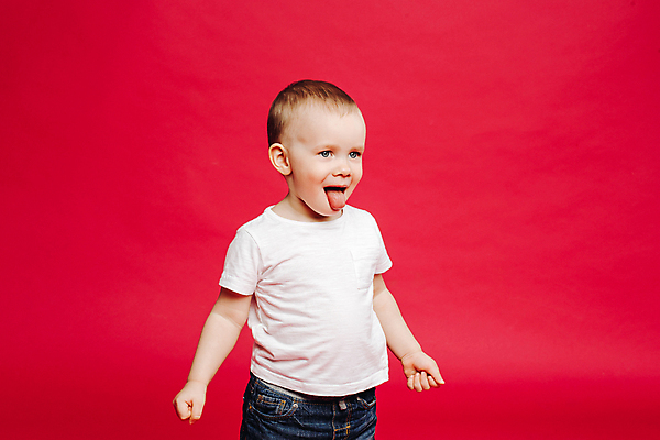 포토 JPG 해외이미지 백인 1 남자 행복 감정 어린이 분홍색 실내 사랑 한명 소년 빨간색 기쁨 아기 달콤 작음 혀 폭식 결백 돌봄 천진난만 해외202008 해외포토 서양인 컬러 컨셉 모션 사람 내부 입 맛 크기 파일형식