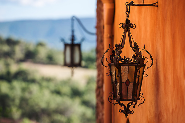 포토 JPG 해외이미지 벽 과학 기술 미술 사람없음 야외 아웃포커스 장식 빨간색 여름 빛 햇빛 금속 프랑스 램프 닫기 무역 공학 목각 수공예 블러 솜씨 우수 완전 해외202008 해외포토 계절 교육 유럽 산업 컬러 컨셉 모션 재질 문화예술 조명 촬영기법 태양 공예 절기 파일형식