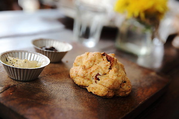 포토 JPG 해외이미지 도마 도마_주방용품 근접촬영 사람없음 스콘 해외202008 해외포토 빵 뷰포인트 주방용품 파일형식