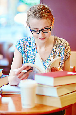 포토 JPG 해외이미지 백인 여자 청소년 실내 한명 상반신 앞모습 10대 학습 독서 카페 커피잔 책더미 십대여자한명만 안경낌 카공족 해외202008 해외포토 서양인 1 교육 안경 커피 뷰포인트 잔 사람 내부 책 상점 신조어 무더기 약어 여자한명만 십대여자만 파일형식