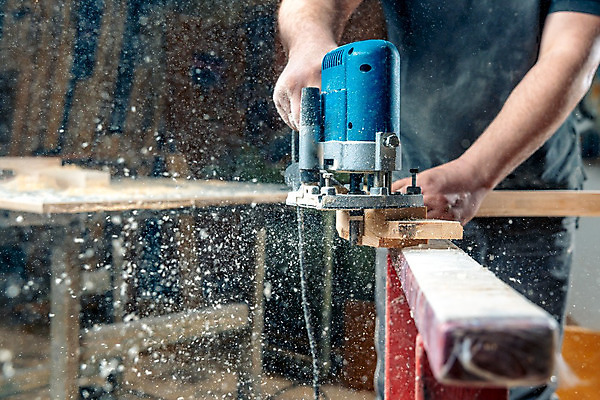 포토 JPG 해외이미지 나무 직업 손 디자인 남자 산업 가구 공장 노동자 관리 사람 사람없음 목재 금속 힘 기계 장비 도구 공구 업무 원형 작업실 제조 널 자르기 목수 묘사 먼지 목공예 잡동사니 내추럴 수목 커터 톱질 해외202008 해외포토 도형 식물 생활용품 재료 공업 모션 재질 신체부위 작업 공예 파일형식