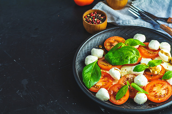 포토 JPG 해외이미지 전통 접시 음식 백그라운드 포크 다이어트 토마토 채소 치즈 건강 요리 사람없음 초록색 우주 금속 검은색 식사 저녁식사 어둠 이탈리아 샐러드 수확 흰색 시골 직물 신선 플랫 정상 지중해 먹기 허브 올리브 질감 냅킨 정사각형 머리위 위치 바질 모짜렐라치즈 채식주의자 카프레제 해외202008 해외포토 도형 식물 식기 열매 유럽 바다 컬러 농업 모션 재질 유제품 채식 파일형식