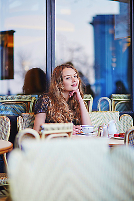 포토 JPG 해외이미지 백인 모델 응시 드레스 여자 유럽 커피 음료 음식 디저트 한명 사람 성인 야외 컵 도시풍경 유행 식당 초콜릿 식사 카페 프랑스 흰색 도시 우아함 달콤 먹기 날씬함 마카롱 프랑스어 스타일 파리(프랑스) 해외202008 해외포토 서양인 문자 1 식기 시선 옷 나라 컬러 컨셉 모션 풍경 상점 맛 몸매 파일형식