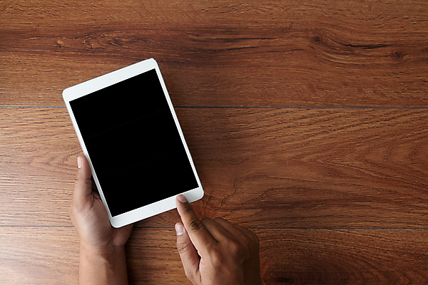 포토 JPG 해외이미지 템플릿 손 디자인 남자 백그라운드 인터넷 비즈니스 통신 모바일 프레임 세포 사람 사람없음 스마트폰 핸드폰 컴퓨터 우주 디지털 스크린 검은색 공백 장비 터치 정보 흰색 잡기 네트워크 메시지 어플리케이션 무선전화기 전화기 스마트 전자 보여주기 고립 터치스크린 목업 해외202008 해외포토 컬러 컨셉 모션 신체부위 전자제품 스마트기기 파일형식