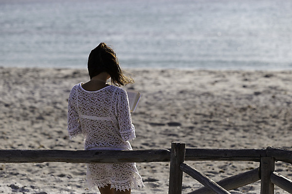 포토 JPG 해외이미지 구름 모자 여자 행복 감정 모래 파도 바다 신체 하늘 바람 휴가 휴식 사람 앉기 해변 사람없음 뒷모습 물 여름 비키니 독서 햇빛 평화 맑음 화목 자유 슬픔 흰색 표현 고독 고민 고립 혼자 해외202008 해외포토 자연요소 잡화 계절 수영복 뷰포인트 컬러 컨셉 모션 날씨 태양 파일형식