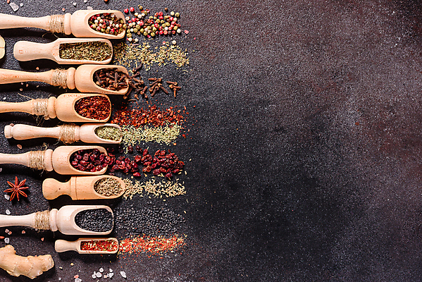 포토 JPG 해외이미지 잎 재료 탁자 사람없음 숟가락 양념 조미료 고수 가루 허브 소금 후추 카레 생강 바질 로즈메리 시나몬 강황 해외202008 해외포토 식물 음식 가구 채소 식재료 수저 향신료 향미료 파일형식