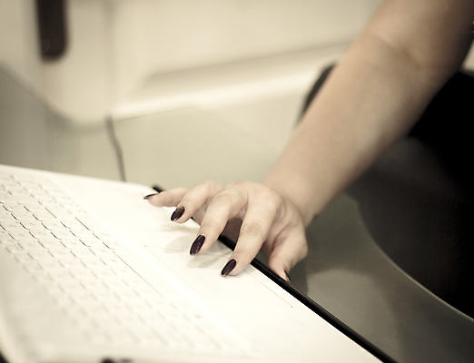 포토 JPG 해외이미지 백인 직업 손 여자 백그라운드 컨셉 인터넷 비즈니스 통신 손가락 성공 관리 사람 사람없음 빨간색 노트북 컴퓨터 공책 웹 정보 흰색 타이핑 키보드 업무 못 비즈니스우먼 네트워크 닫기 손톱 경영 해외202008 해외포토 서양인 컬러 모션 문구용품 신체부위 전자제품 공구 작업 직장인 파일형식