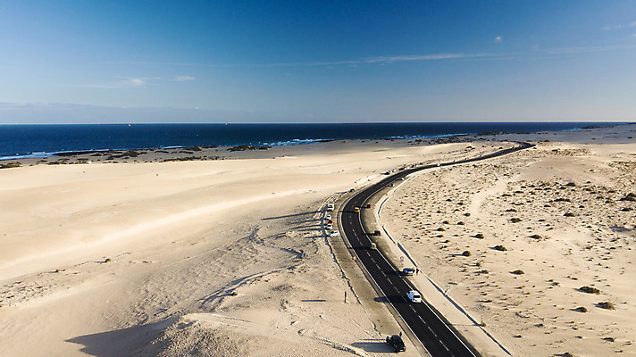 포토 JPG 해외이미지 라이프스타일 도로 모래 바다 섬 여행 백그라운드 자연 하늘 휴가 안테나 풍경 사람없음 야외 여름 파란색 태양 우주 놀람 사막 고속도로 정상 땅 장면 내추럴 루트 파라다이스 수평선 해외202008 해외포토 자연요소 계절 감정 길 컬러 통신 교통시설 표정 생활 생태계 파일형식
