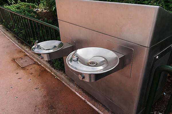 포토 JPG 해외이미지 음료 여행 2 모션 건강 사람없음 물 금속 검은색 마시기 흰색 신선 액체 위생 은색 갈증 분수 수도꼭지 일반 철강 해외202008 해외포토 자연요소 컬러 재질 파일형식