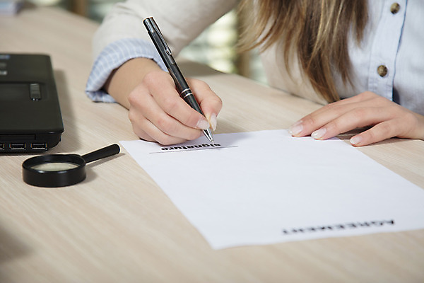 포토 JPG 해외이미지 백인 직업 라이프스타일 회사 비즈니스 노동자 스트레스 피곤 한명 사무실 펜 업무 작업 비즈니스우먼 읽기 책상 사인 만족 호기심 시작 주기 파일 추천 올가미 서명 빚 해외202008 채우기 해외포토 서양인 1 여자 감정 가구 컨셉 모션 사람 생활 경제 필기구 직장인 파일형식