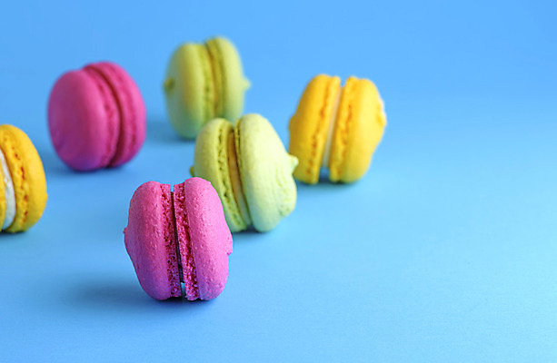 포토 JPG 해외이미지 디저트 사람없음 파란배경 마카롱 해외202008 해외포토 음식 백그라운드 파란색 파일형식
