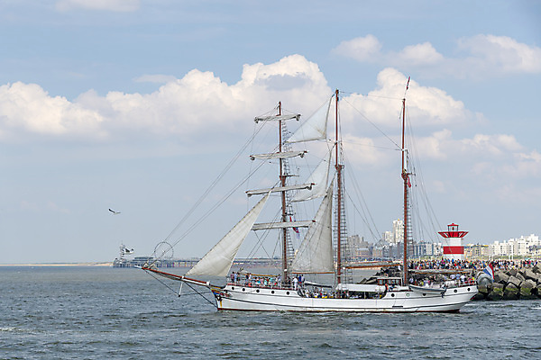 포토 JPG 해외이미지 유럽 바다 여행 교통시설 모션 바람 휴가 항해 사람없음 목재 물 강 노란색 여행객 맑음 골동품 깃발 보트 클래식 큼 크루즈 복고 출퇴근 함선 해적 네비게이션 발견 돛대 레가타 옛날 통근 해외202008 해외포토 자연요소 나무 나라 컬러 교통 컨셉 배_교통 비즈니스 재료 날씨 사람 크기 도둑 시설 출근 파일형식