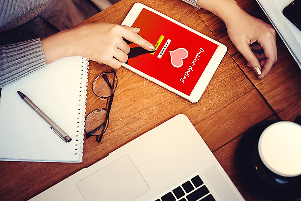 포토 JPG 해외이미지 커플 여자 컨셉 인터넷 데이트 비즈니스 텍스트 통신 모바일 세포 기술 관리 사람없음 옆모습 친구 스마트폰 핸드폰 알약 디지털 스크린 웹 타이핑 네트워크 어플리케이션 연결 땅 스마트 심볼 서비스 페이지 온라인 거짓말 소셜 인터페이스 사용자 해외202008 해외포토 뷰포인트 관계 사람 전자제품 스마트기기 약 파일형식