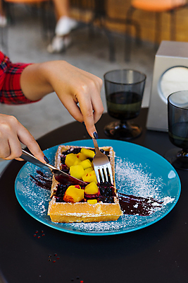 포토 JPG 해외이미지 식기 접시 손 여자 열매 커피 음식 백그라운드 포크 과일 탁자 디저트 건강 요리 사람 사람없음 노란색 과자 초콜릿 식사 흰색 신선 칼 달콤 맛 아침식사 설탕 먹기 크림 블루베리 벨기에 시럽 와플 내추럴 점심식사 식욕 페스츄리 핸드메이드 맛있는 해외202008 해외포토 식물 음료 빵 컬러 가구 컨셉 모션 신체부위 서유럽 파일형식