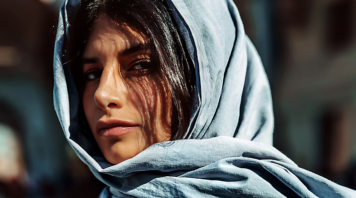 포토 JPG 해외이미지 모델 전통 라이프스타일 옷 여자 행복 종교 문화 얼굴 갈색머리 한명 서기 사람 동양인 인종 성인 야외 머리 유행 목도리 덮개 화려 심각 아랍어 스타일 해외202008 해외포토 레이스천 1 헤어스타일 잡화 감정 컨셉 모션 생활 신체부위 뚜껑 직물 파일형식