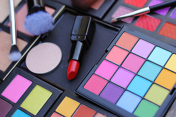 포토 JPG 해외이미지 실내 사람없음 립스틱 화장용품 아이섀도 메이크업브러쉬 섀도우팔레트 해외202008 해외포토 내부 화장품 붓 미용용품 파일형식
