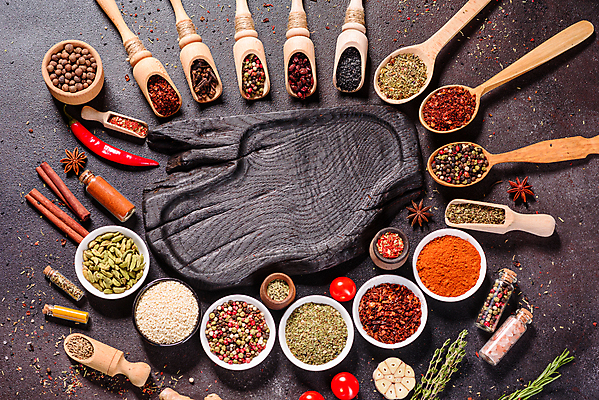 포토 JPG 해외이미지 잎 재료 탁자 사람없음 숟가락 양념 조미료 고수 가루 허브 소금 후추 카레 생강 바질 로즈메리 시나몬 강황 해외202008 해외포토 식물 음식 가구 채소 식재료 수저 향신료 향미료 파일형식