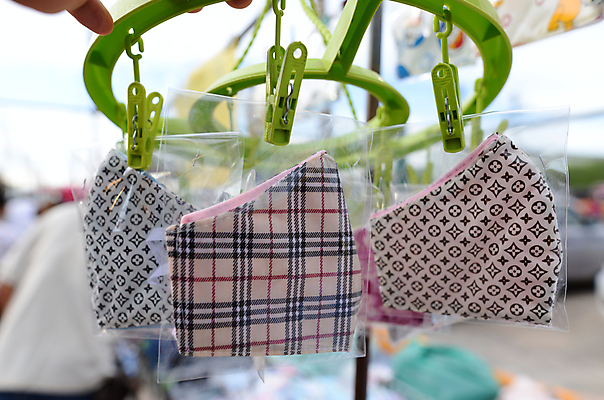 포토 JPG 해외이미지 오렌지 안전 사람없음 빨간색 초록색 파란색 노란색 유행 건강관리 검은색 장비 회색 직물 면 오염 보호 질병 위험 예방 위생관리 인플루엔자 전염병 필터 해외202008 해외포토 컬러 컨셉 과일 의학 건강 관리 바이러스 파일형식