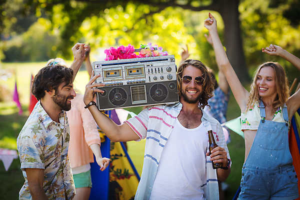 포토 JPG 해외이미지 주간 백인 여자 남자 행복 음료 음악 맥주 함께함 들기 여러명 20대 성인 야외 앞모습 옆모습 아웃포커스 선글라스 손들기 우정 기쁨 캠핑 알코올 춤 캠핑장 즐거움 카세트라디오 성인만 해외202008 해외포토 자연요소 서양인 감정 안경 뷰포인트 다수 컨셉 모션 레저 문화예술 주류 촬영기법 사람 청년 친구 라디오 파일형식